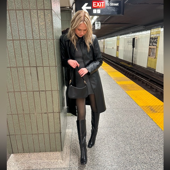 Hi i’m Brie! Feel free to send offers, I usually accept them! - Picture 2 of 3